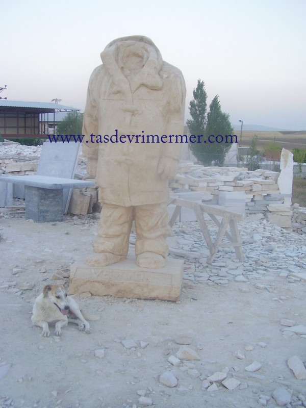 Traverten Adam  Heykeli